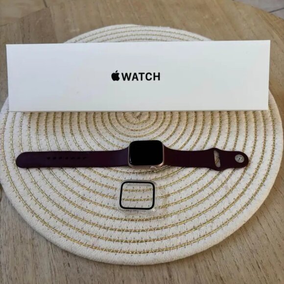Apple Watch Se - Picture 1 of 3